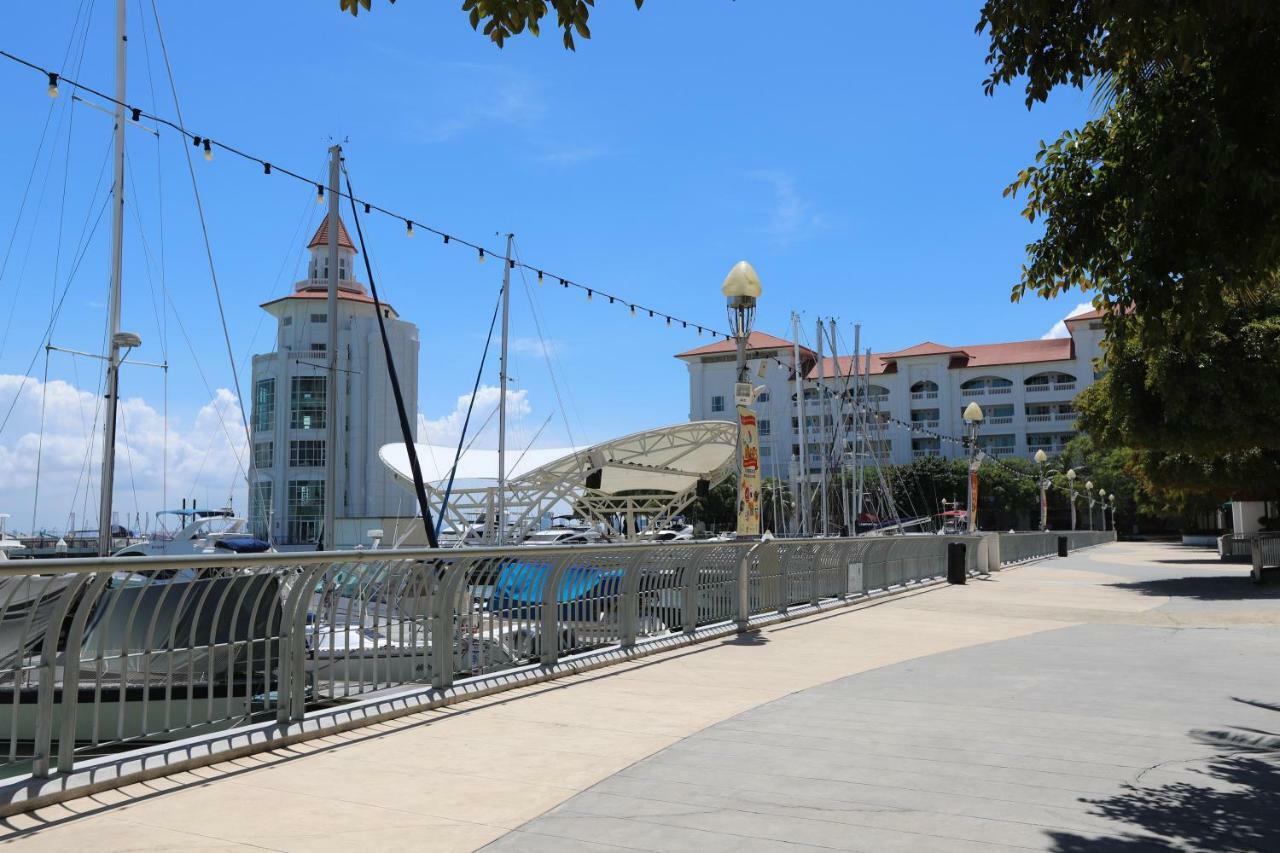 Апартаменты The Straits Quay Marina By Messina Clive Джорджтаун Экстерьер фото